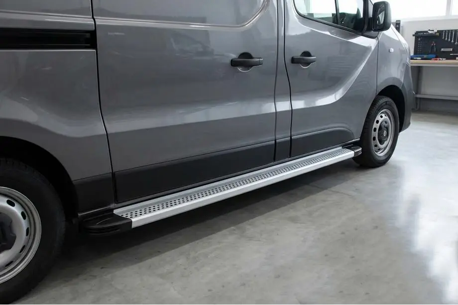Opel Vivaro 2015–2019 Bočné nášľapy Maya V2 (2 ks, hliník) Image