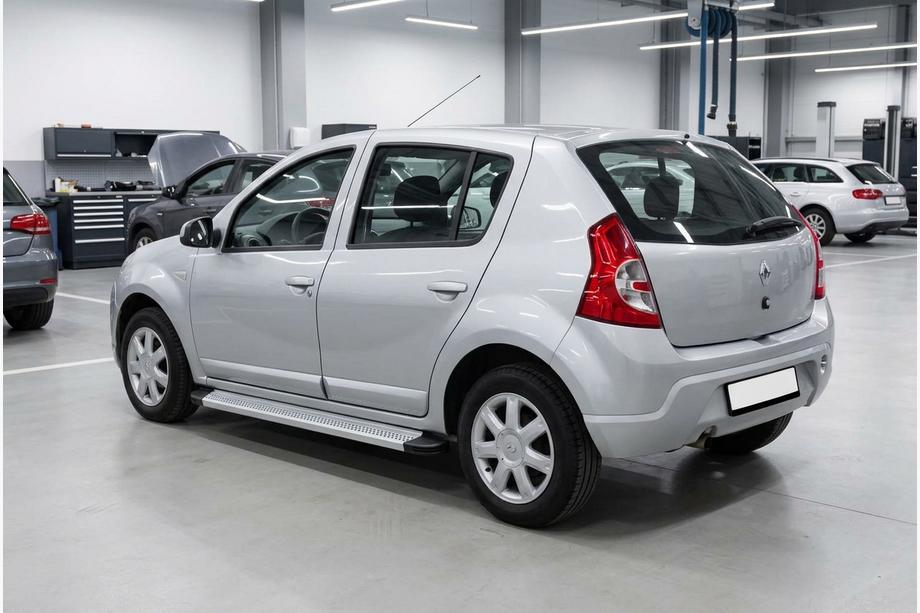 Renault Sandero 2007–2013 Bočné nášľapy Maya V2 (2 ks, hliník) Image