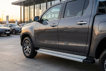 Toyota Hilux 2015– Bočné nášľapy Maya V2 (2 ks, hliník) fotografia 1