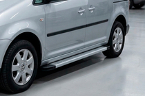 Volkswagen Caddy 2010–2015 Bočné nášľapy Maya V2 (2 ks, hliník) Štandardná základňa fotografia 1