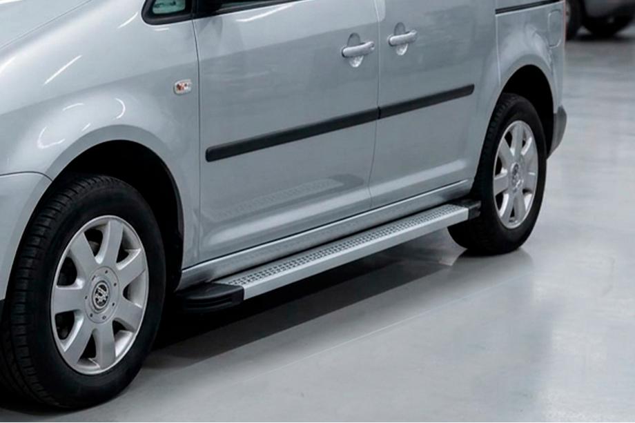 Volkswagen Caddy 2010–2015 Bočné nášľapy Maya V2 (2 ks, hliník) Štandardná základňa Image