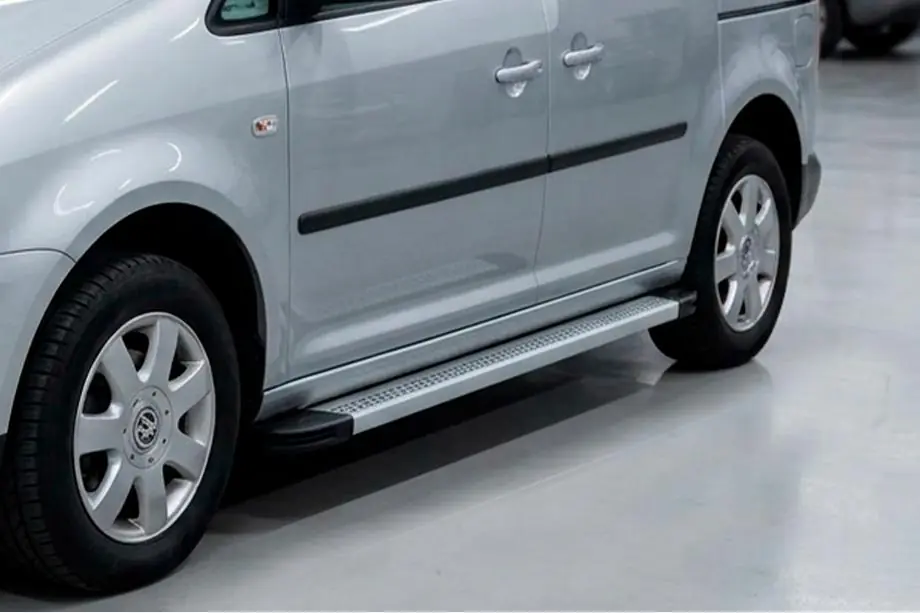 Volkswagen Caddy 2010–2015 Bočné nášľapy Maya V2 (2 ks, hliník) Image