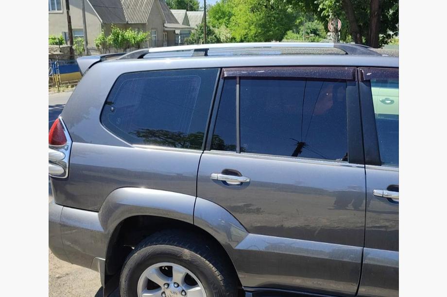 Toyota Land Cruiser Prado 120 2002–2009 Chrómové turecké strešné lyžiny Plastové pätky Image