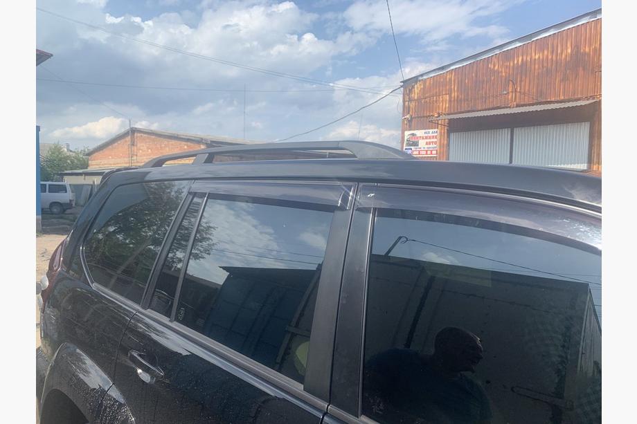 Toyota Land Cruiser Prado 120 2002–2009 Čierne turecké strešné lyžiny Kovové montážne nohy Fotografia 15