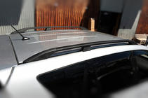 Toyota Rav 4 2006–2013 Čierne turecké strešné lyžiny Krátky rázvor, plastové pätky fotografia 4