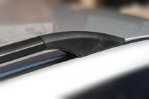 Toyota Rav 4 2006–2013 Čierne turecké strešné lyžiny Krátky rázvor, plastové pätky fotografia 11