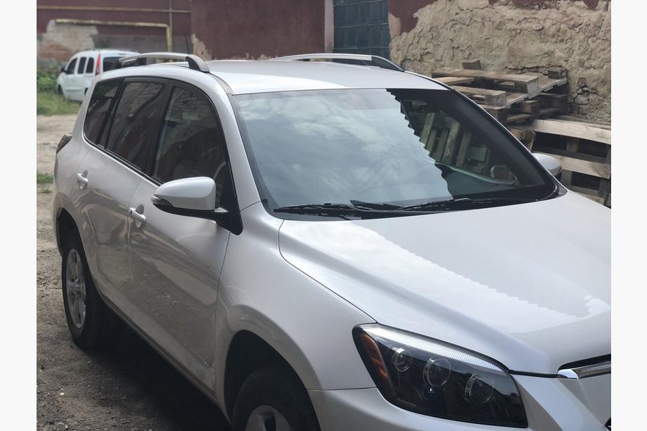 Toyota Rav 4 2006–2013 Turecké chrómové strešné lyžiny Krátky rázvor, plastové pätky Fotografia 5