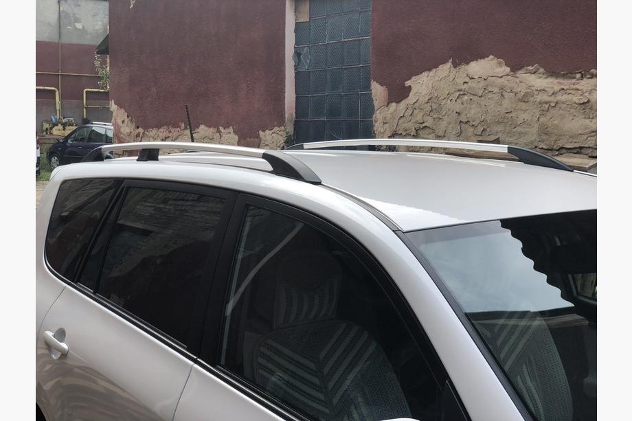 Toyota Rav 4 2006–2013 Turecké chrómové strešné lyžiny Krátky rázvor, plastové pätky Fotografia 6
