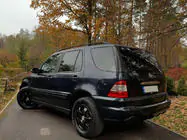Mercedes ML W163 1997–2005 Nerezová lišta nad ŠPZ fotografia 3