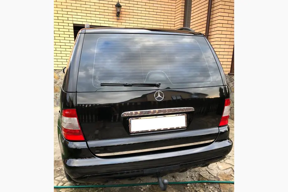 Mercedes ML W163 1997–2005 Nerezová lišta nad ŠPZ Image