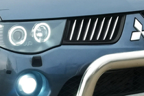 Mitsubishi L200 2006–2015 Nerezové lišty na masku chladiča (14 ks) Carmos - turecká oceľ fotografia 1