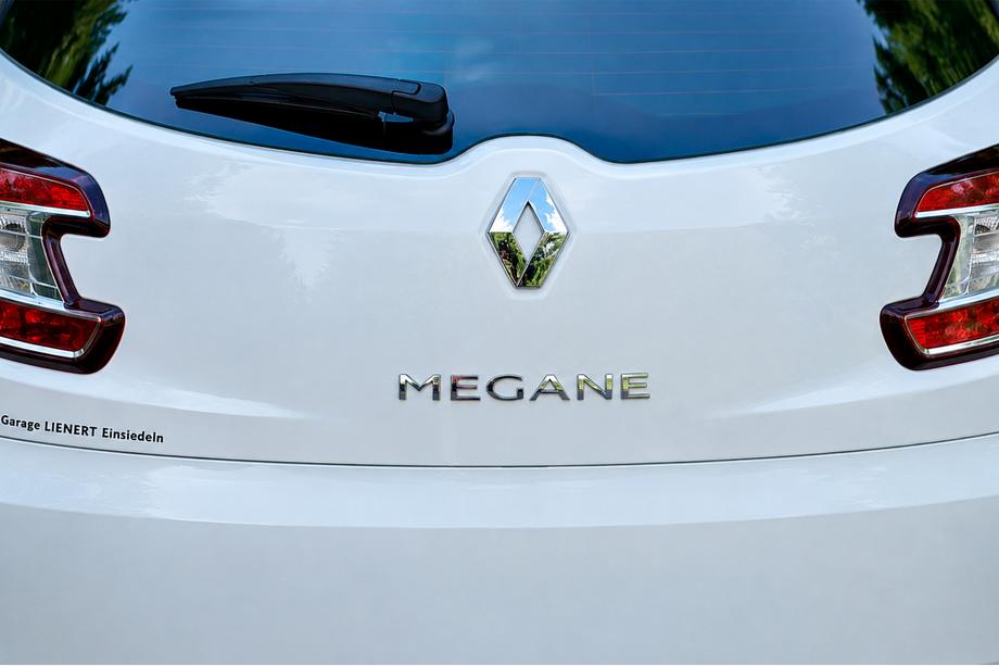 Renault Megane III 2009–2016 Nápis Megane 908897337R (270 mm x 25 mm) Image