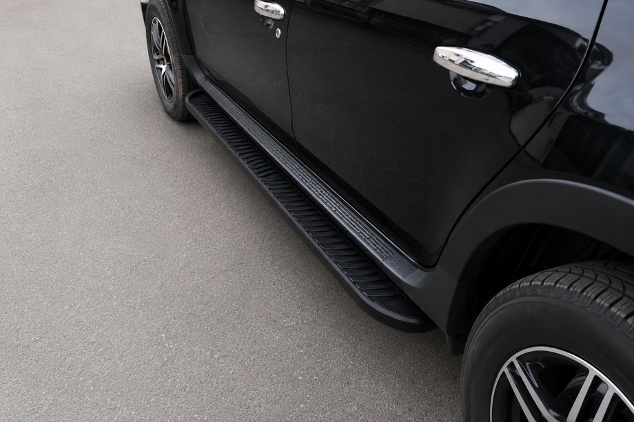 Dacia Duster 2008–2018 Bočné prahy Tayga V1 Black (2 ks, hliník) Image