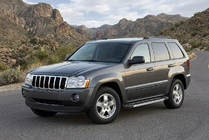Jeep Grand Cherokee WK 2004–2010 Bočné nášľapy RedLine V1 (2 ks, hliník) fotografia 1