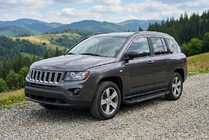 Jeep Compass 2006–2016 Bočné nášľapy RedLine Black (2 ks, hliník) fotografia 1