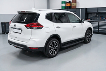 Nissan X-trail T32/Rogue 2014–2021 Bočné nášľapy Bosphorus Black (2 ks, hliník) fotografia 1
