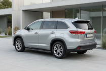 Toyota Highlander 2013–2019 Bočné nášľapy Allmond Black (2 ks, hliník) fotografia 1