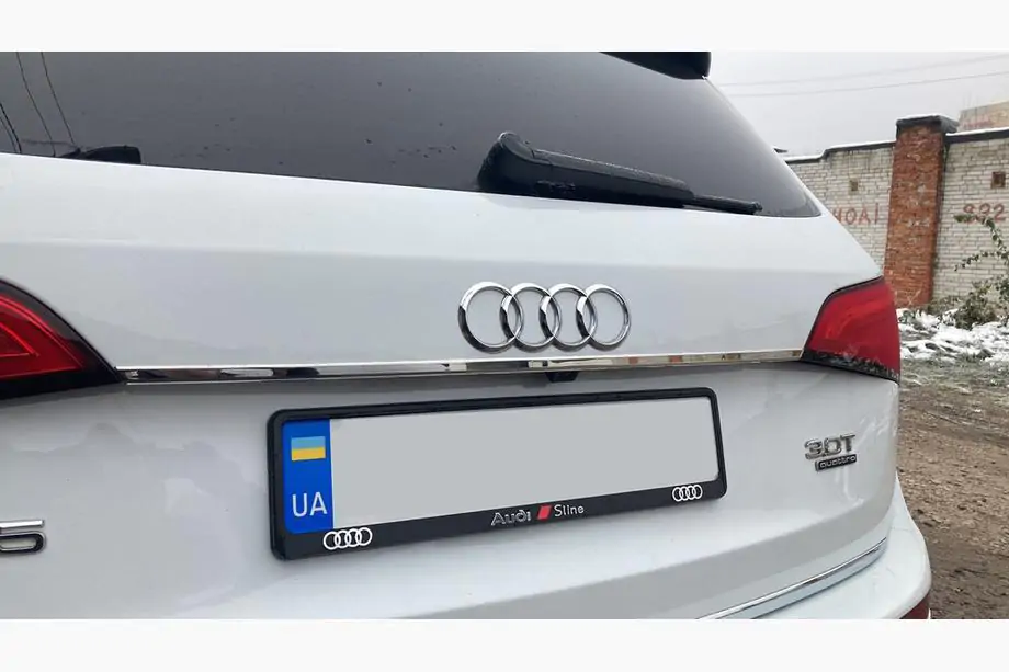 Audi Q5 2008–2017 Chrómová lišta nad ŠPZ (nerez) Image