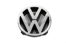 Volkswagen Polo 1994–2001 Predný emblém fotografia 2