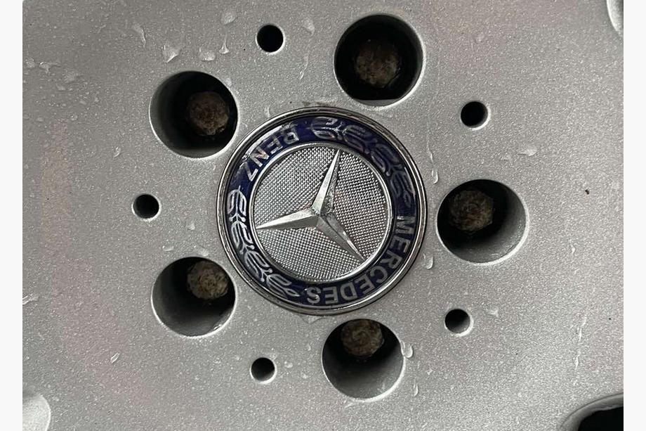 Mercedes-Benz Stredové krytky kolies 71/75 mm bez krúžku (4 ks, modré V2) Image