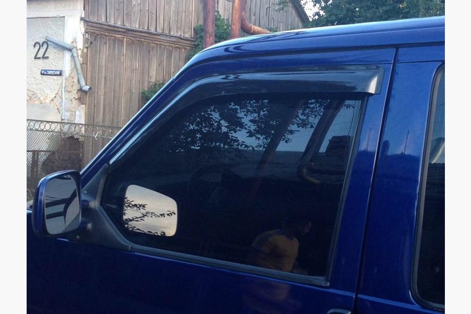 Volkswagen T4 Caravelle/Multivan 1990–2003 Okenné deflektory (2 ks, DDU) Fotografia 5