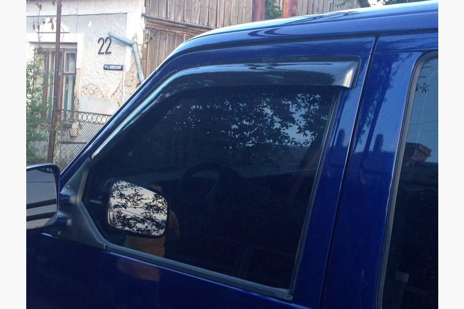 Volkswagen T4 Caravelle/Multivan 1990–2003 Okenné deflektory (2 ks, DDU) Fotografia 6