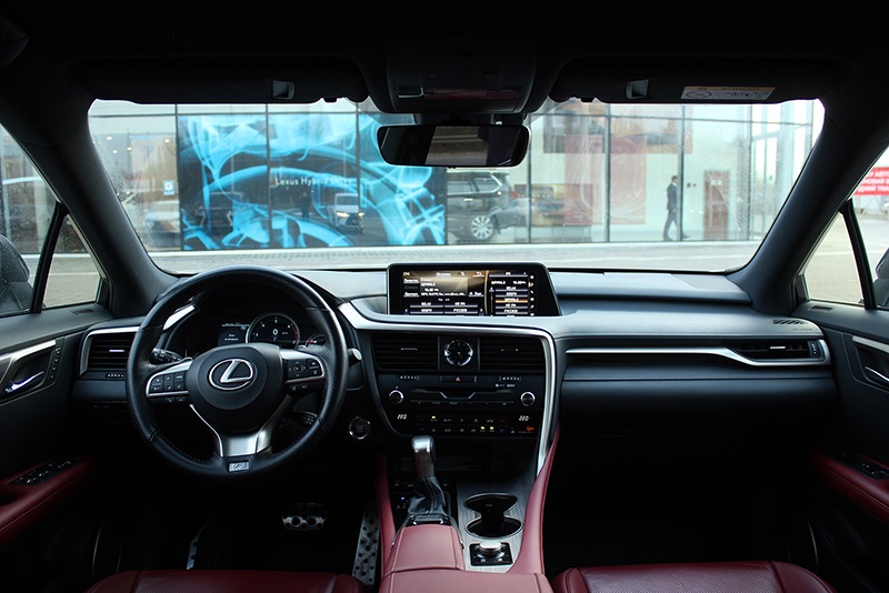 Recenzia crossoveru Lexus RX F Sport