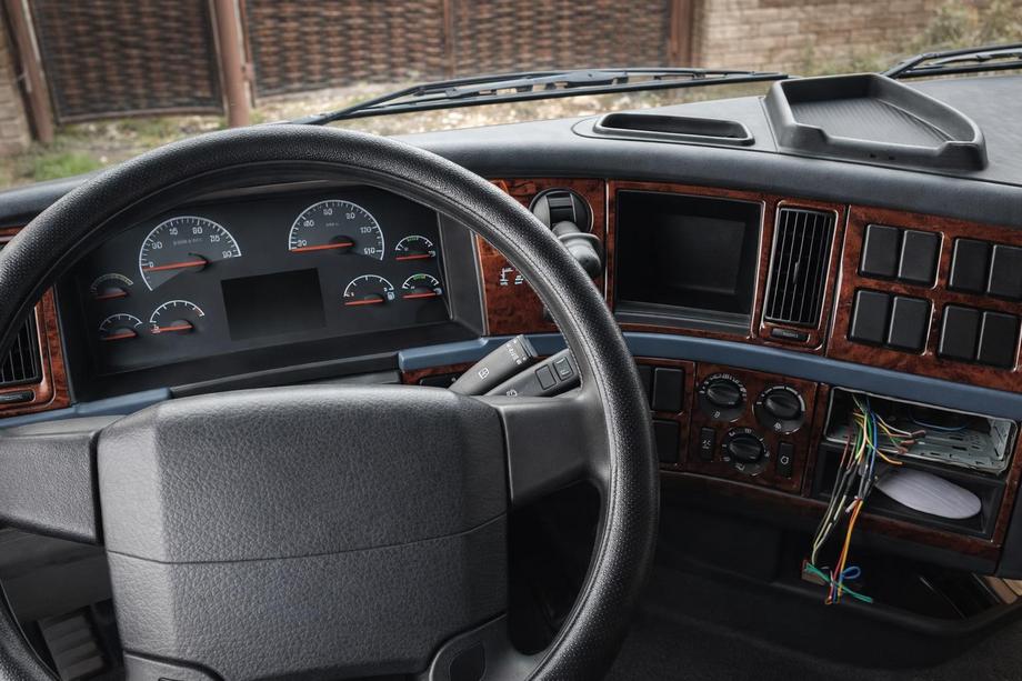 Volvo FH 1993–2012 Dekoratívne lišty na palubnú dosku 2002-2008 (imitácia dreva) Image