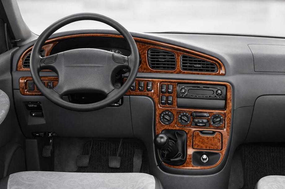 Kia Carnival 2002–2013 Kryty palubnej dosky Fotografia 1