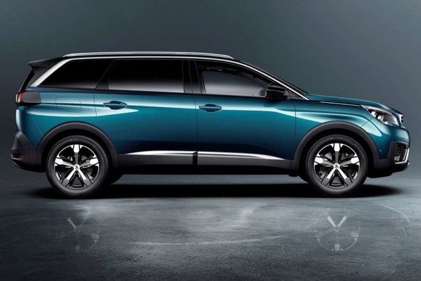 Francúzsky štýl v crossoveri Peugeot 5008 (2017) Fotografia 3