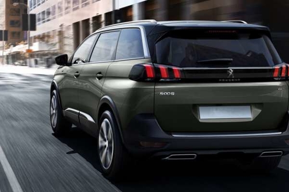 Francúzsky štýl v crossoveri Peugeot 5008 (2017) Fotografia 2