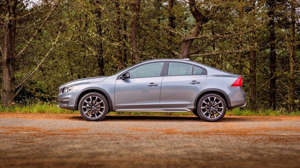 Švédsky sedan Volvo S60 Cross Country so zvýšenou priechodnosťou