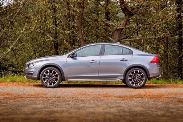 Švédsky sedan Volvo S60 Cross Country so zvýšenou priechodnosťou Fotografia 4