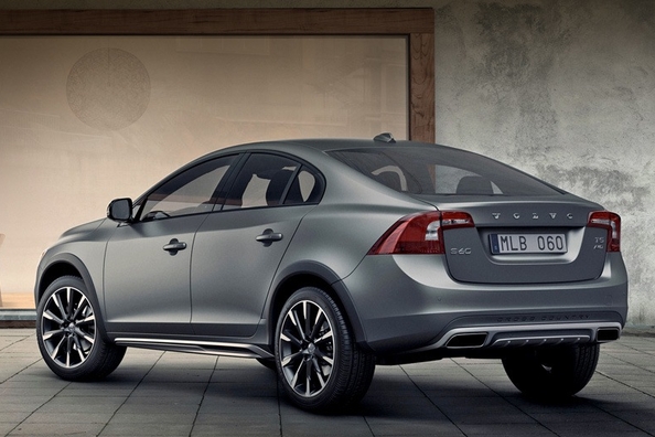 Švédsky sedan Volvo S60 Cross Country so zvýšenou priechodnosťou Fotografia 3