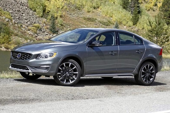 Švédsky sedan Volvo S60 Cross Country so zvýšenou priechodnosťou Fotografia 2