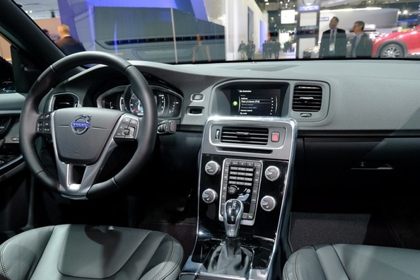 Švédsky sedan Volvo S60 Cross Country so zvýšenou priechodnosťou Fotografia 5