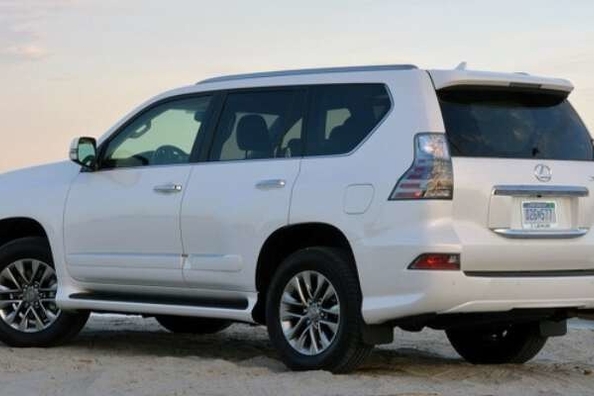 Drsnosť a elegancia v modernizovanom SUV Lexus GX 460 Fotografia 4