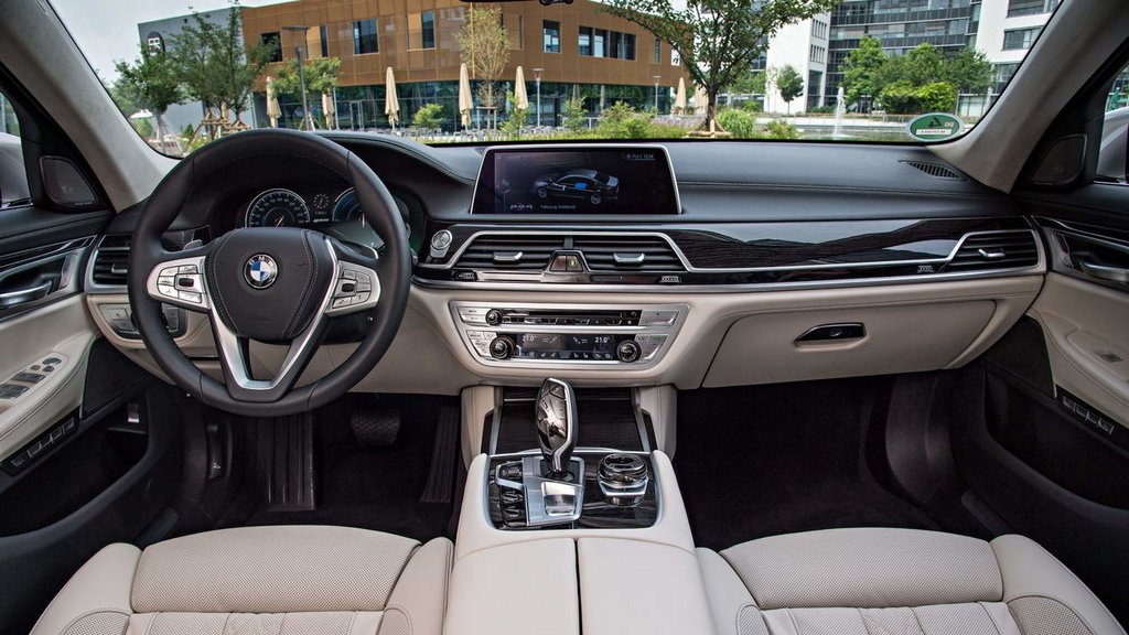 BMW doplní 7. sériu o hybridné modely
