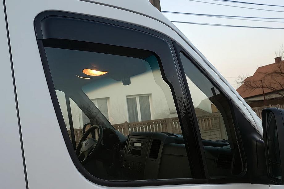 Mercedes Sprinter W906 2006–2018 Lepené okenné deflektory (2 ks, HIC) Fotografia 2