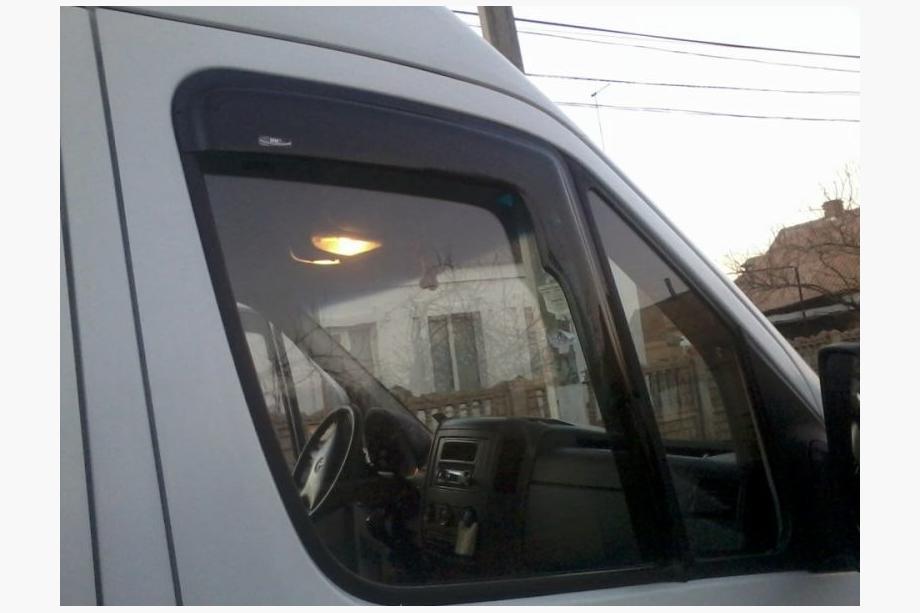 Mercedes Sprinter W906 2006–2018 Lepené okenné deflektory (2 ks, HIC) Fotografia 6