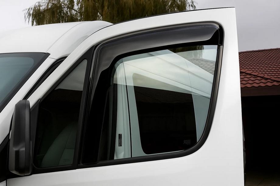 Mercedes Sprinter W906 2006–2018 Lepené okenné deflektory (2 ks, HIC) Fotografia 1