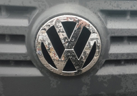 Volkswagen Caddy 2004–2010 Predný emblém (originál) fotografia 1