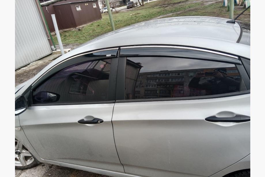 Hyundai Accent 2011–2017 Okenné deflektory s chrómovou lištou SD (4 ks, Niken) Image