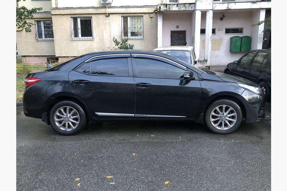 Toyota Corolla 2013–2019 Okenné deflektory s chrómovou lištou (4 ks, Niken) Image