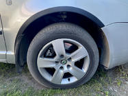 Skoda Superb 2001–2009 Nástavce lemov blatníkov (4 ks, čierne) Kov fotografia 5