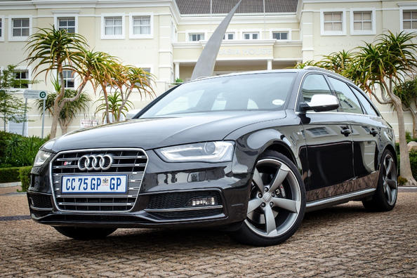 Recenzia „nabitého“ sedanu Audi S4