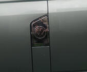 Volkswagen T5 Multivan 2003–2010 Chrómový kryt palivovej nádrže s logom (Carmos) fotografia 1
