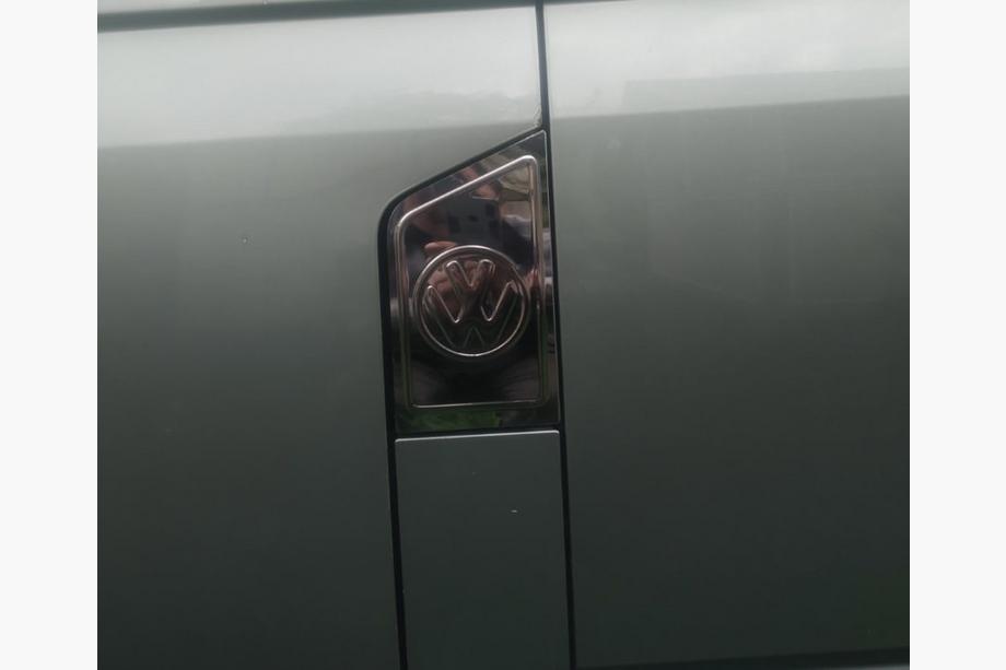 Volkswagen T5 Multivan 2003–2010 Chrómový kryt palivovej nádrže s logom (Carmos) Image