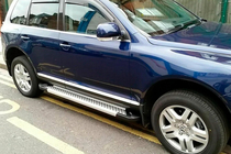 Volkswagen Touareg 2002–2010 Bočné nášľapy Allmond Grey (2 ks, hliník) fotografia 1