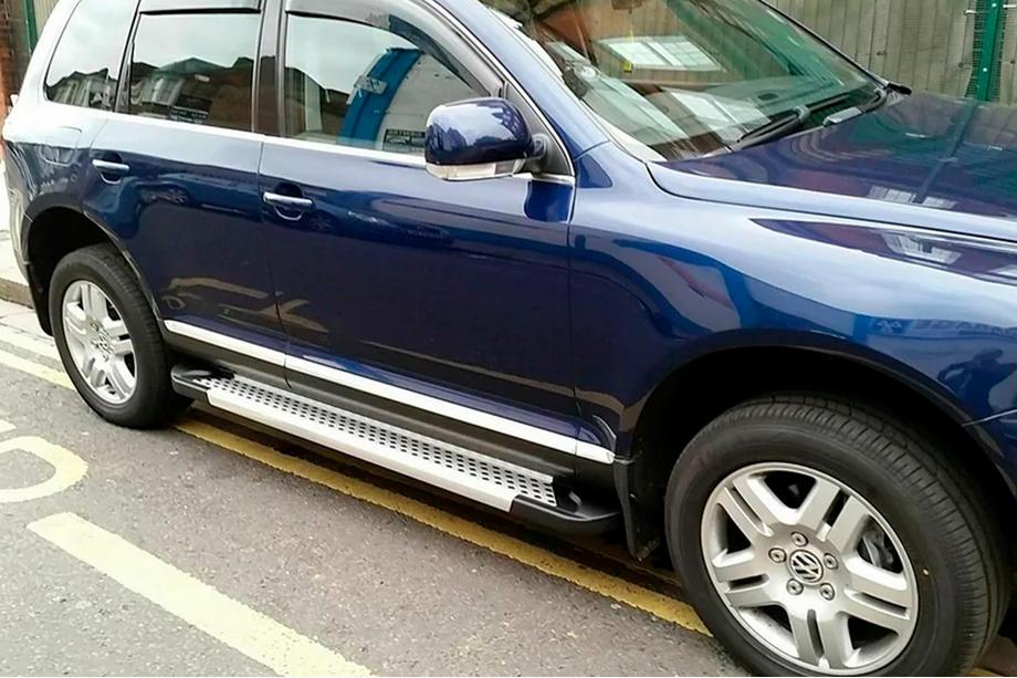 Volkswagen Touareg 2002–2010 Bočné nášľapy Allmond Grey (2 ks, hliník) Image